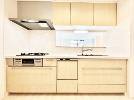 �L�b�`���@�����`Kitchen�`�@��b���e�ރ��r���O�A�������������Ȃ�L�b�`���B�Ƃ́A�������������ł͂Ȃ��A��炵��������A���K�ɂ���ꏊ�B�Ί�̖����A���炬�̓��X�̂��߂ɁA�ŐV�̐ݔ��E�d�l���̗p�B