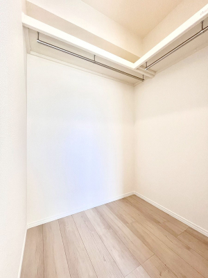 ���̑��@�����`Walk-in Closet�`�@�K�v�Ȃ��̂�R�[�f�B�l�[�g���ꗗ���Ċm�F�ł��A�g�x�x�⏀�����Z���ԂōςރE�H�[�N�C���N���[�[�b�g��ݒu���܂����B�Ƃ̒�����������Ƃ�����֗��Ȏ��[�X�y�[�X�ł��B