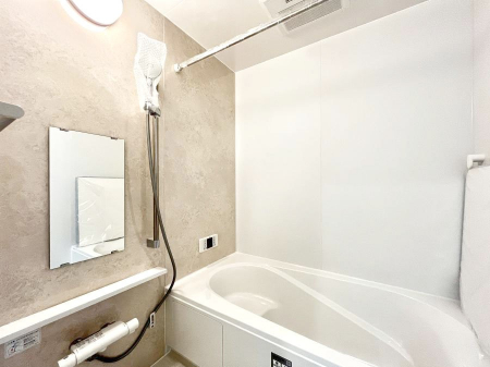 �����@������D�������`Bath Room�`�@����L�΂��ē������邱�Ƃ��\�I����̔�������M�d�ȃo�X�^�C���ł��B���q�l�Ƃ��ꏏ�ł��\���ȍL���Ȃ̂ŁA���r���O�Ƃ͈�����Ƒ��c�R�̂ЂƎ������y���݂��������܂��B