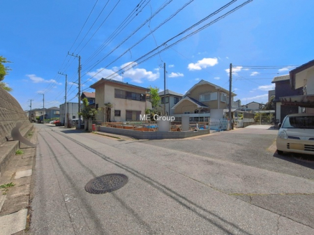 ���n�O�ώʐ^�@�`Exterior�`�@�O�ʓ��H�F�k�� 6.01m �����A�쐼 5.01m �����@��w�̈�ˌ��Ă𒆐S�Ƃ����X���݂����R�Ƒ����A���ӂ͍��������������Ă��Ȃ��̂ŁA�΂̑����ՐÂȎ����������ł��B
