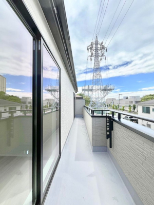 �o���R�j�[�@�����`Balcony�`�@������̃o���R�j�[�̑O�ɂ͉_�ȊO�ɑ��z���Ղ���̂�����܂���B�����󕨂������₷���A����薾�邭�C�����̂������������Ă��܂��B�g���₷���J���I�ȃo���R�j�[�ł���