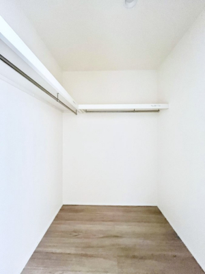 ���̑��@�����`Walk-in Closet�`�@�K�v�Ȃ��̂�R�[�f�B�l�[�g���ꗗ���Ċm�F�ł��A�g�x�x�⏀�����Z���ԂōςރE�H�[�N�C���N���[�[�b�g��ݒu���܂����B�Ƃ̒�����������Ƃ�����֗��Ȏ��[�X�y�[�X�ł��B