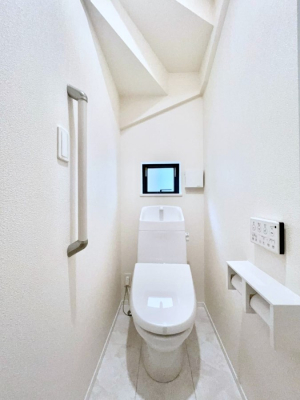 �g�C���@�����`Toilet�`�@�Y��E�X�b�L���E���K�ȃE�H�V�����b�g�t�g�C���ł��낰���Ԃł��B1�A2�K���Ƀg�C���X�y�[�X�I�̌������薾�邭�A���K��ԂƂȂ��Ă���܂��������g���ꏊ�����炱���̔z���ł��I