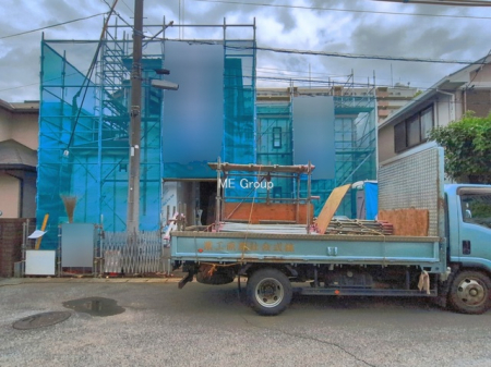 ���n�O�ώʐ^�@�`Exterior�`  �ՐÂȏZ��n�Ŏq��ĉƑ��Ƀs�b�^���B  �����̂��U�������K�ȗ΂Ɍb�܂ꂽ�G���A�ŁA���R�ɕ�܂ꂽ���₩�ȕ�炵���������邽�߂́A��Ƃ肠��Z���������Ă��܂��B