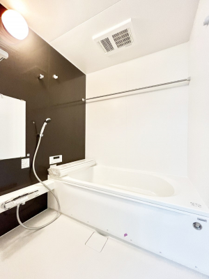 �����@�����`Bath Room�`�@�������������͋C�̗����Ŗ����Ɍ����ă��t���b�V���B���������@�\���t���Ă���̂ŗׂ̐���@�u����Ő􂢏オ�������󕨂��A�J�̓����V�C���C�ɂ������������邱�Ƃ��\�ł��B
