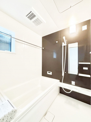 �����@�����`Bath Room�`�@�������������͋C�̗����Ŗ����Ɍ����ă��t���b�V���B���������@�\���t���Ă���̂ŗׂ̐���@�u����Ő􂢏オ�������󕨂��A�J�̓����V�C���C�ɂ������������邱�Ƃ��\�ł��B