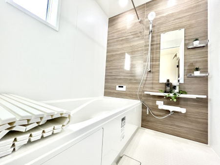 �����@�������P�������`Bath Room�`�@���t���̃o�X���[���́A�̌������薾�邭�C�����̗ǂ���Ԃł��B�������邱�ƂŁA���C�����ǍD�B������芰����o�X���[���ŁA�����̃o�X�^�C�����y���݂ɂȂ肻���ł��B