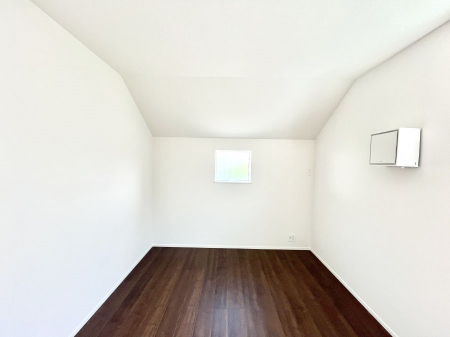 �q�������@�������P�������`Bed Room�`�@�q�������͂��q�l�ɂƂ��đ�Ϗd�Ȗ���������܂��B�q����l�ŉ߂�����Ԃ�^���邱�ƂŁA�h���׋����Ԃ����R�Ƒ����܂����畔���̕Еt����|���Ȃǂ��������ƂɌq����܂��B