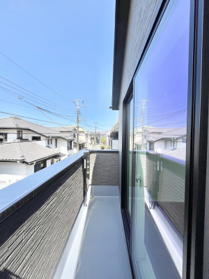 �o���R�j�[�@�������P�������`Balcony�`�@�傫�ȋ�Ɉ͂܂ꂽ�C�����̂����ƁB�o���R�j�[��`�������ň��|�I�ȊJ�����ɕ�܂�܂��B�o���R�j�[�͗z���������݂��z�c����󕨂��C�����悭�������Ƃ��ł��܂��B