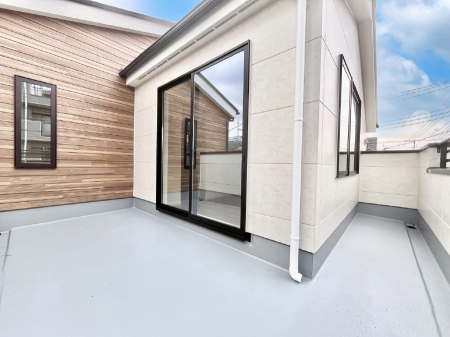 �o���R�j�[�@�������Q�������`Balcony�`�@�傫�ȋ�Ɉ͂܂ꂽ�C�����̂����ƁB�o���R�j�[��`�������ň��|�I�ȊJ�����ɕ�܂�܂��B�o���R�j�[�͗z���������݂��z�c����󕨂��C�����悭�������Ƃ��ł��܂��B