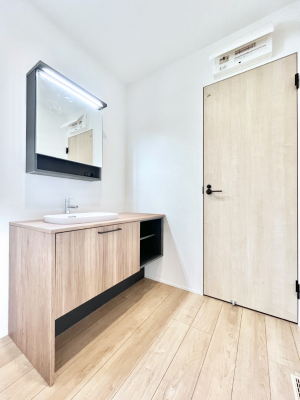 ���̑��@�����`Dressing Room�`  �\���ȑ傫���̐��ʑ�͎��[�����鎖�Ȃ���A�g�����Ȃ݃`�F�b�N�⎕�����ȂǁA���̍Q�����������Ԃł��z�e�����C�N�ȃX�y�[�X�ŗ]�T�Ƃ�Ƃ�������Ē����܂��B