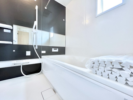 �����@�����`Bath Room�`�@�������Ƒ���L�΂��ē������邱�Ƃ��\�I����̔�������M�d�ȃo�X�^�C���ł��B���q�l�Ƃ��ꏏ�ł��\���ȍL���Ȃ̂ŁA���r���O�Ƃ͈�����Ƒ��c�R�̂ЂƎ������y���݂��������܂��B