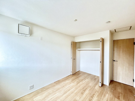 �q�������@�����`Bed Room�`�@�q�������͂��q�l�ɂƂ��đ�Ϗd�Ȗ���������܂��B�q����l�ŉ߂�����Ԃ�^���邱�ƂŁA�h���׋����Ԃ����R�Ƒ����܂����畔���̕Еt����|���Ȃǂ��������ƂɌq����܂��B