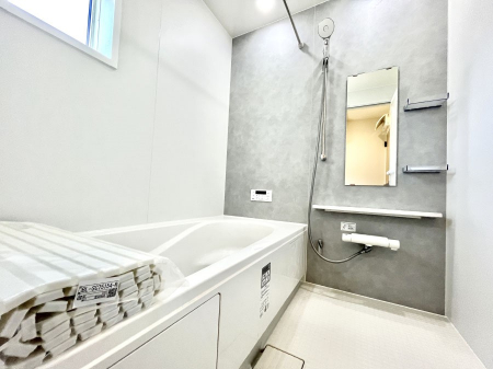 �����@�������Q�������`Bath Room�`�@���t���̃o�X���[���́A�̌������薾�邭�C�����̗ǂ���Ԃł��B�������邱�ƂŁA���C�����ǍD�B������芰����o�X���[���ŁA�����̃o�X�^�C�����y���݂ɂȂ肻���ł��B