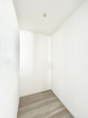 ���̑��@������2�������`Walk-in Closet�`�@��������̗m���������Ă��V���ɂȂ�ɂ����E�H�[�N�C���N���[�[�b�g�B�m���ȊO�ɂ��A���i�g��Ȃ��Ɠd��X�[�c�P�[�X�A�X�g�b�N�i�Ȃǉ��ł��Еt����������Ԃł��B
