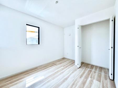 �q�������@�������R�������`Bed Room�`�@�q�������͂��q�l�ɂƂ��đ�Ϗd�Ȗ���������܂��B�q����l�ŉ߂�����Ԃ�^���邱�ƂŁA�h���׋����Ԃ����R�Ƒ����܂����畔���̕Еt����|���Ȃǂ��������ƂɌq����܂��B