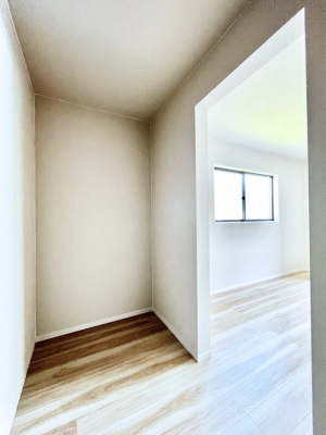 ���̑��@�������R�������`Walk-in Closet�`�@��������̗m���������Ă��V���ɂȂ�ɂ����E�H�[�N�C���N���[�[�b�g�B�m���ȊO�ɂ��A���i�g��Ȃ��Ɠd��X�[�c�P�[�X�A�X�g�b�N�i�Ȃǉ��ł��Еt����������Ԃł��B