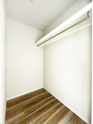 ���̑��@�����`Walk-in Closet�`�@�K�v�Ȃ��̂�R�[�f�B�l�[�g���ꗗ���Ċm�F�ł��A�g�x�x�⏀�����Z���ԂōςރE�H�[�N�C���N���[�[�b�g��ݒu���܂����B�Ƃ̒�����������Ƃ�����֗��Ȏ��[�X�y�[�X�ł��B