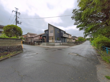 ���n�O�ώʐ^�@�`Exterior�`�@�O�ʓ��H�F�� 6.58m ���@���A�� 6.48m �����@��w�̈�ˌ��Ă𒆐S�Ƃ����X���݂����R�Ƒ����A���ӂ͍��������������Ă��Ȃ��̂ŁA�΂̑����ՐÂȎ����������ł��B