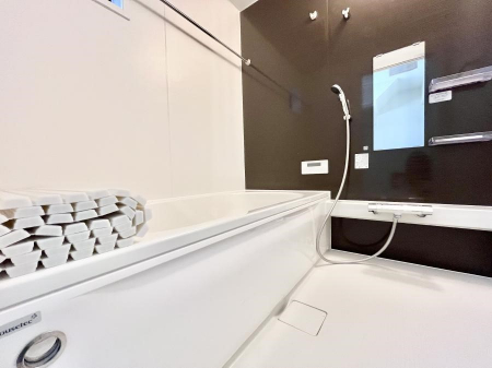 �����@�����`Bath Room�`�@�������������͋C�̗����Ŗ����Ɍ����ă��t���b�V���B���������@�\���t���Ă���̂ŗׂ̐���@�u����Ő􂢏オ�������󕨂��A�J�̓����V�C���C�ɂ������������邱�Ƃ��\�ł��B