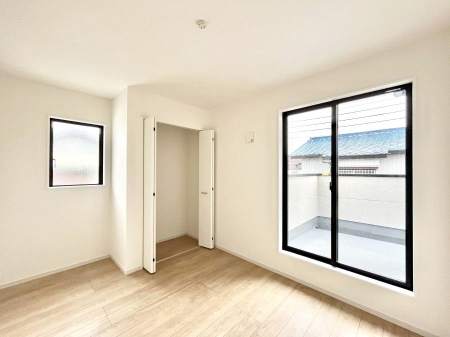 �Q���@�����`Bed Room�`  �S�����ɂ͎��[�N���[�[�b�g�������I���i�g���̂��m���⏬���͂������A�G�ߕ��̂��m���Ȃǂ���������Ɛ������ڂ����܂������܂��B  ������Ԃ��L���g�p�ł��܂��ˁB