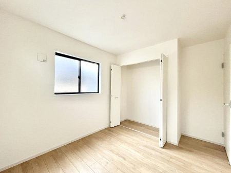 �q�������@�����`Bed Room�`�@�q�������͂��q�l�ɂƂ��đ�Ϗd�Ȗ���������܂��B�q����l�ŉ߂�����Ԃ�^���邱�ƂŁA�h���׋����Ԃ����R�Ƒ����܂����畔���̕Еt����|���Ȃǂ��������ƂɌq����܂��B
