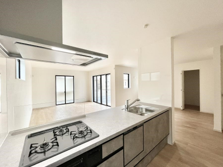 �L�b�`���@�����`Kitchen�`�@��b���e�ރ��r���O�A�������������Ȃ�L�b�`���B�Ƃ́A�������������ł͂Ȃ��A��炵��������A���K�ɂ���ꏊ�B�Ί�̖����A���炬�̓��X�̂��߂ɁA�ŐV�̐ݔ��E�d�l���̗p�B
