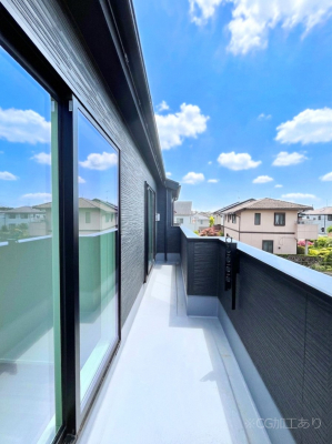 �o���R�j�[�@�����`Balcony�`�@������̃o���R�j�[�̑O�ɂ͉_�ȊO�ɑ��z���Ղ���̂�����܂���B�����󕨂������₷���A����薾�邭�C�����̂������������Ă��܂��B�g���₷���J���I�ȃo���R�j�[�ł���