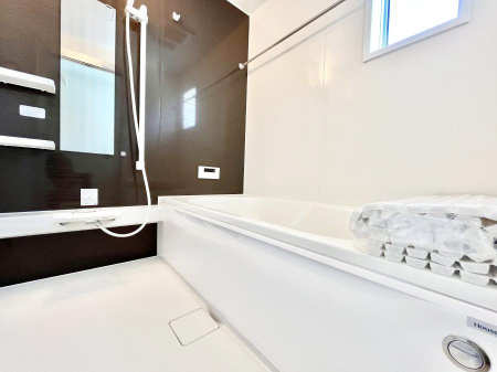 �����@�����`Bath Room�`�@�������������͋C�̗����Ŗ����Ɍ����ă��t���b�V���B���������@�\���t���Ă���̂ŗׂ̐���@�u����Ő􂢏オ�������󕨂��A�J�̓����V�C���C�ɂ������������邱�Ƃ��\�ł��B