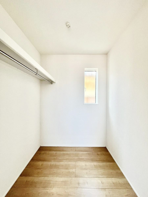���̑��@�����`Walk-in Closet�`�@�K�v�Ȃ��̂�R�[�f�B�l�[�g���ꗗ���Ċm�F�ł��A�g�x�x�⏀�����Z���ԂōςރE�H�[�N�C���N���[�[�b�g��ݒu���܂����B�Ƃ̒�����������Ƃ�����֗��Ȏ��[�X�y�[�X�ł��B
