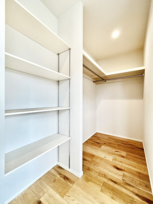 ���̑��@�����`Walk-in Closet�`�@�K�v�Ȃ��̂�R�[�f�B�l�[�g���ꗗ���Ċm�F�ł��A�g�x�x�⏀�����Z���ԂōςރE�H�[�N�C���N���[�[�b�g��ݒu���܂����B�Ƃ̒�����������Ƃ�����֗��Ȏ��[�X�y�[�X�ł��B