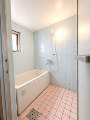 �����@�����`Bath Room�`�@�������������͋C�̗����Ŗ����Ɍ����ă��t���b�V���B������芰����o�X���[���ŁA�����̃o�X�^�C�����y���݂ɂȂ肻���ł��B���g�����������y���߂�L�X�����B