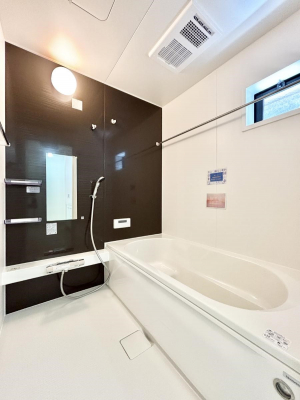 �����@�����`Bath Room�`�@�������Ƒ���L�΂��ē������邱�Ƃ��\�I����̔�������M�d�ȃo�X�^�C���ł��B���q�l�Ƃ��ꏏ�ł��\���ȍL���Ȃ̂ŁA���r���O�Ƃ͈�����Ƒ��c�R�̂ЂƎ������y���݂��������܂��B