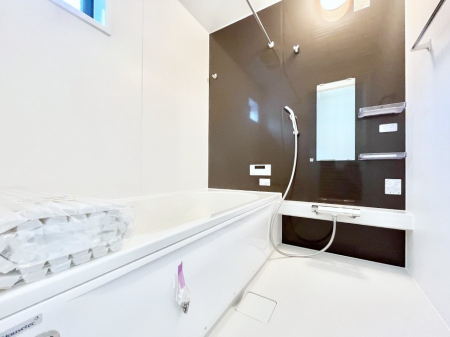 �����@������1�������`Bath Room�`�@�������������͋C�̗����Ŗ����Ɍ����ă��t���b�V���B���������@�\���t���Ă���̂ŗׂ̐���@�u����Ő􂢏オ�������󕨂��A�J�̓����V�C���C�ɂ������������邱�Ƃ��\�ł��B