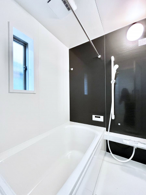 �����@�������P�������`Bath Room�`�@���t���̃o�X���[���́A�̌������薾�邭�C�����̗ǂ���Ԃł��B�������邱�ƂŁA���C�����ǍD�B������芰����o�X���[���ŁA�����̃o�X�^�C�����y���݂ɂȂ肻���ł��B