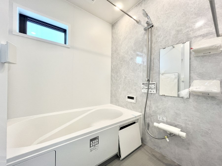 �����@�������R�������`Bath Room�`�@���t���̃o�X���[���́A�̌������薾�邭�C�����̗ǂ���Ԃł��B�������邱�ƂŁA���C�����ǍD�B������芰����o�X���[���ŁA�����̃o�X�^�C�����y���݂ɂȂ肻���ł��B