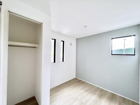 �q�������@�������R�������`Bed Room�`�@�q�������͂��q�l�ɂƂ��đ�Ϗd�Ȗ���������܂��B�q����l�ŉ߂�����Ԃ�^���邱�ƂŁA�h���׋����Ԃ����R�Ƒ����܂����畔���̕Еt����|���Ȃǂ��������ƂɌq����܂��B