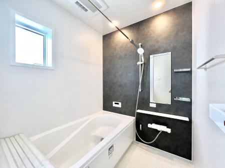 �����@������4�������`Bath Room�`�@����L�΂��ē������邱�Ƃ��\�I����̔�������M�d�ȃo�X�^�C���ł��B���q�l�Ƃ��ꏏ�ł��\���ȍL���Ȃ̂ŁA���r���O�Ƃ͈�����Ƒ��c�R�̂ЂƎ������y���݂��������܂��B