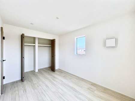 �Q���@������4�������`Bed Room�`  �S�����ɂ͎��[�N���[�[�b�g�������I���i�g���̂��m���⏬���͂������A�G�ߕ��̂��m���Ȃǂ���������Ɛ������ڂ����܂������܂��B  ������Ԃ��L���g�p�ł��܂��ˁB