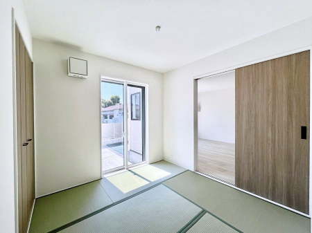 ���̑����ρ@������4�������`Japanese Room�`�@LDK�אڂ̘a���́A�A�C���������Ȃǉ��l�̉Ǝ��X�y�[�X�Ƃ��āA�܂������Ȃ��q�l�̂��邲�ƒ�ł͂����Q�₨�ނւ��̏�Ƃ��Ă����p���������܂��B