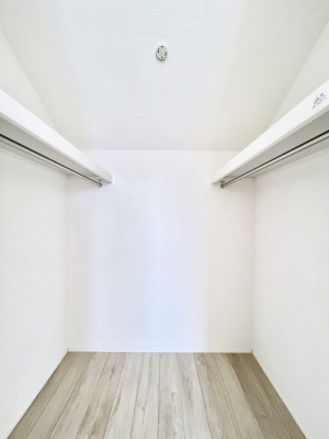 ���̑��@������4�������`Walk-in Closet�`�@��������̗m���������Ă��V���ɂȂ�ɂ����E�H�[�N�C���N���[�[�b�g�B�m���ȊO�ɂ��A���i�g��Ȃ��Ɠd��X�[�c�P�[�X�A�X�g�b�N�i�Ȃǉ��ł��Еt����������Ԃł��B