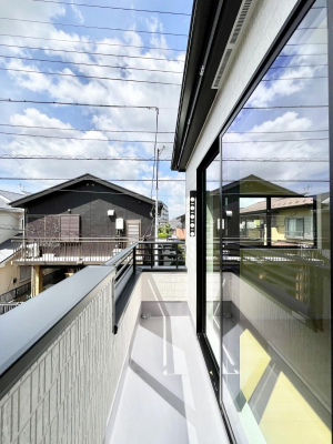 �o���R�j�[�@������A�������`Balcony�`  �傫�ȋ�Ɉ͂܂ꂽ�C�����̂����ƁB  �o���R�j�[��`�������ň��|�I�ȊJ�����ɕ�܂�܂��B  �o���R�j�[�͗z���������݂��z�c����󕨂��C�����悭�������Ƃ��ł��܂��B