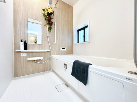 �����@������B�������`Bath Room�`�@���t���̃o�X���[���́A�̌������薾�邭�C�����̗ǂ���Ԃł��B�������邱�ƂŁA���C�����ǍD�B������芰����o�X���[���ŁA�����̃o�X�^�C�����y���݂ɂȂ肻���ł��B
