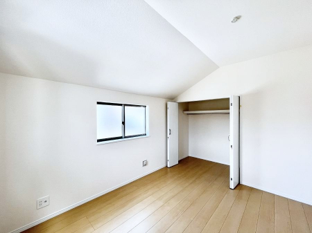 �q�������@������B�������`Bed Room�`�@�q�������͂��q�l�ɂƂ��đ�Ϗd�Ȗ���������܂��B�q����l�ŉ߂�����Ԃ�^���邱�ƂŁA�h���׋����Ԃ����R�Ƒ����܂����畔���̕Еt����|���Ȃǂ��������ƂɌq����܂��B