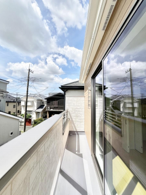 �o���R�j�[�@������B�������`Balcony�`  �傫�ȋ�Ɉ͂܂ꂽ�C�����̂����ƁB  �o���R�j�[��`�������ň��|�I�ȊJ�����ɕ�܂�܂��B  �o���R�j�[�͗z���������݂��z�c����󕨂��C�����悭�������Ƃ��ł��܂��B