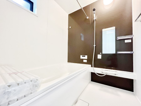 �����@�����`Bath Room�`�@�������������͋C�̗����Ŗ����Ɍ����ă��t���b�V���B���������@�\���t���Ă���̂ŗׂ̐���@�u����Ő􂢏オ�������󕨂��A�J�̓����V�C���C�ɂ������������邱�Ƃ��\�ł��B