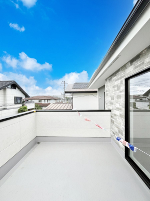 �o���R�j�[�@�����`Balcony�`  �o���R�j�[�͉������z���������݁A���z�c����󕨂��C�����悭�������Ƃ��ł��܂��B  �g���₷���J���I�ȃo���R�j�[�ł����z�����������Ղ�~�蒍���A�o���R�j�[�t���Z�܂��B  