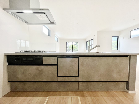 �L�b�`���@�����`Kitchen�`�@��b���e�ރ��r���O�A�������������Ȃ�L�b�`���B�Ƃ́A�������������ł͂Ȃ��A��炵��������A���K�ɂ���ꏊ�B�Ί�̖����A���炬�̓��X�̂��߂ɁA�ŐV�̐ݔ��E�d�l���̗p�B