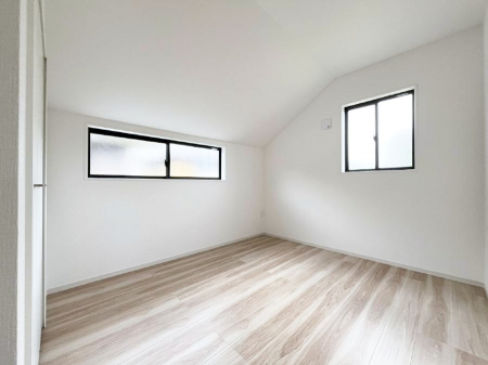 �q�������@�����`Bed Room�`�@�q�������͂��q�l�ɂƂ��đ�Ϗd�Ȗ���������܂��B�q����l�ŉ߂�����Ԃ�^���邱�ƂŁA�h���׋����Ԃ����R�Ƒ����܂����畔���̕Еt����|���Ȃǂ��������ƂɌq����܂��B
