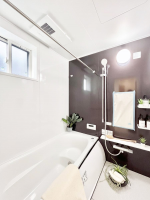 �����@������No.1���`Bath Room�`�@����L�΂��ē������邱�Ƃ��\�I����̔�������M�d�ȃo�X�^�C���ł��B���q�l�Ƃ��ꏏ�ł��\���ȍL���Ȃ̂ŁA���r���O�Ƃ͈�����Ƒ��c�R�̂ЂƎ������y���݂��������܂��B